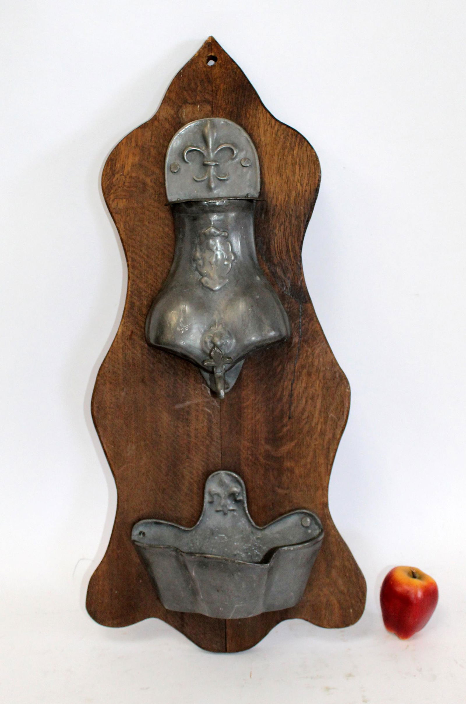 French Provincial pewter lavabo with fleur de lys (1 of 7)