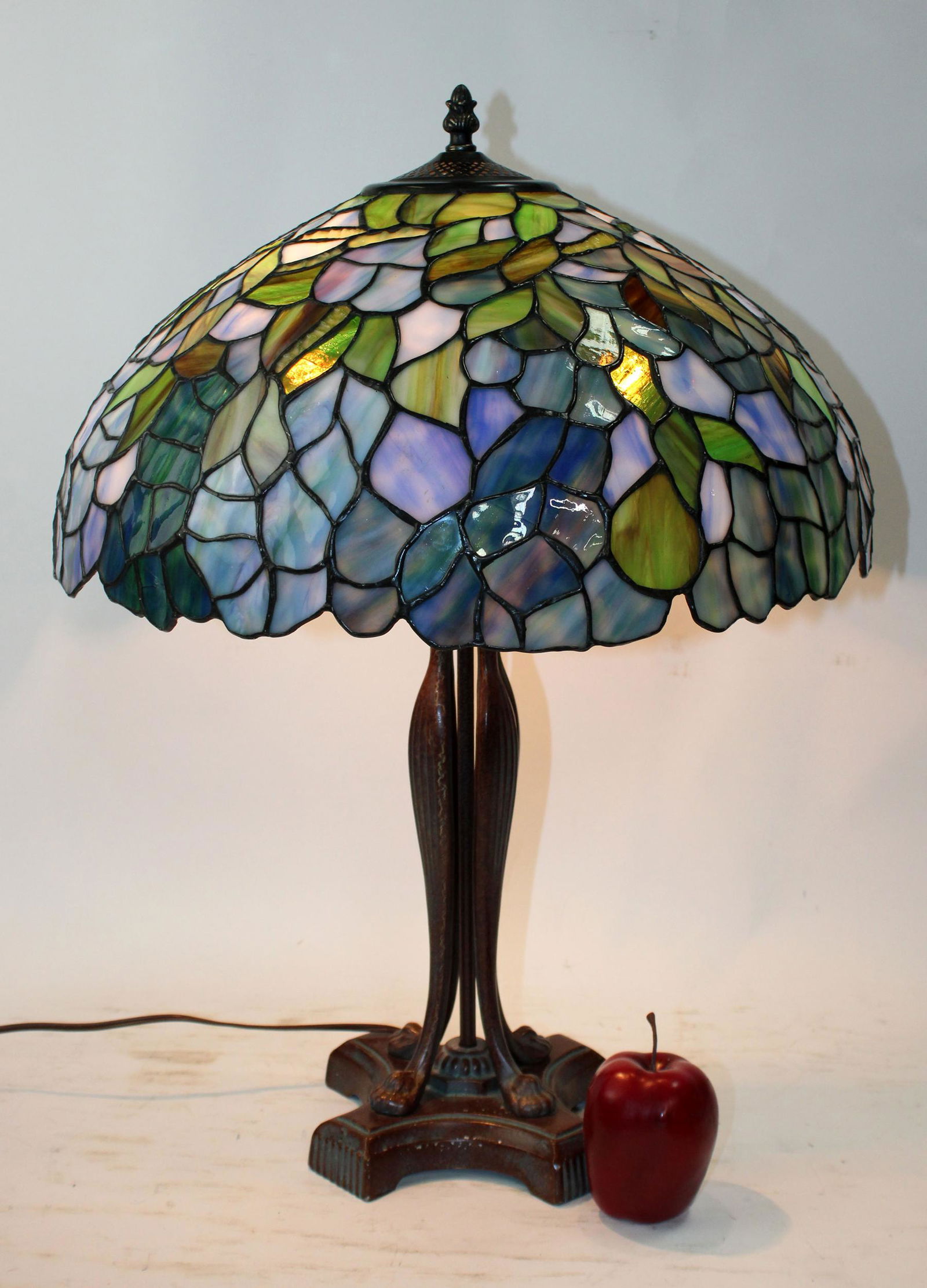 Stained glass Wisteria table lamp (1 of 8)