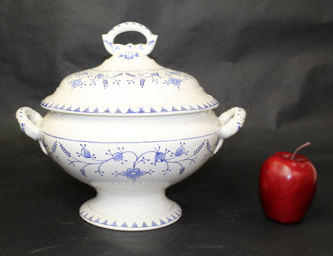 Belgian Boch porcelain tureen in Meissen pattern (1 of 7)