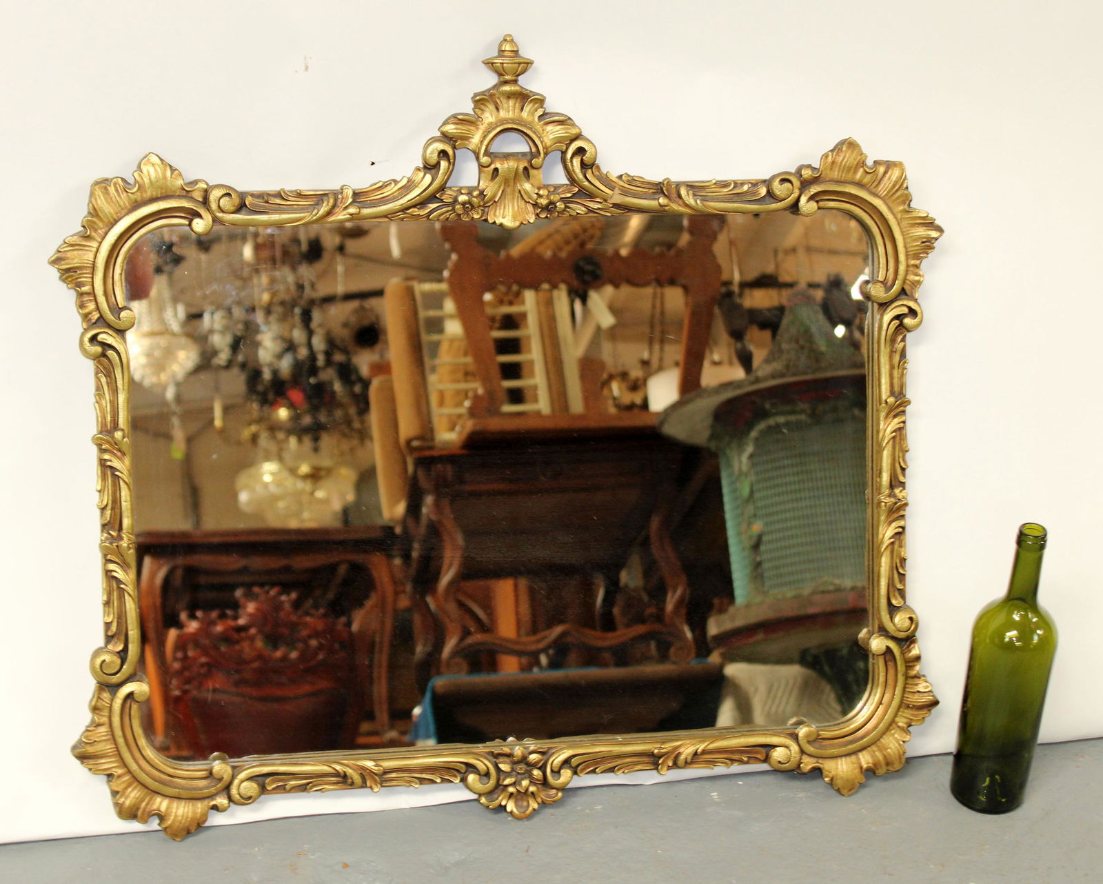 Decorative gilt mirror (1 of 7)