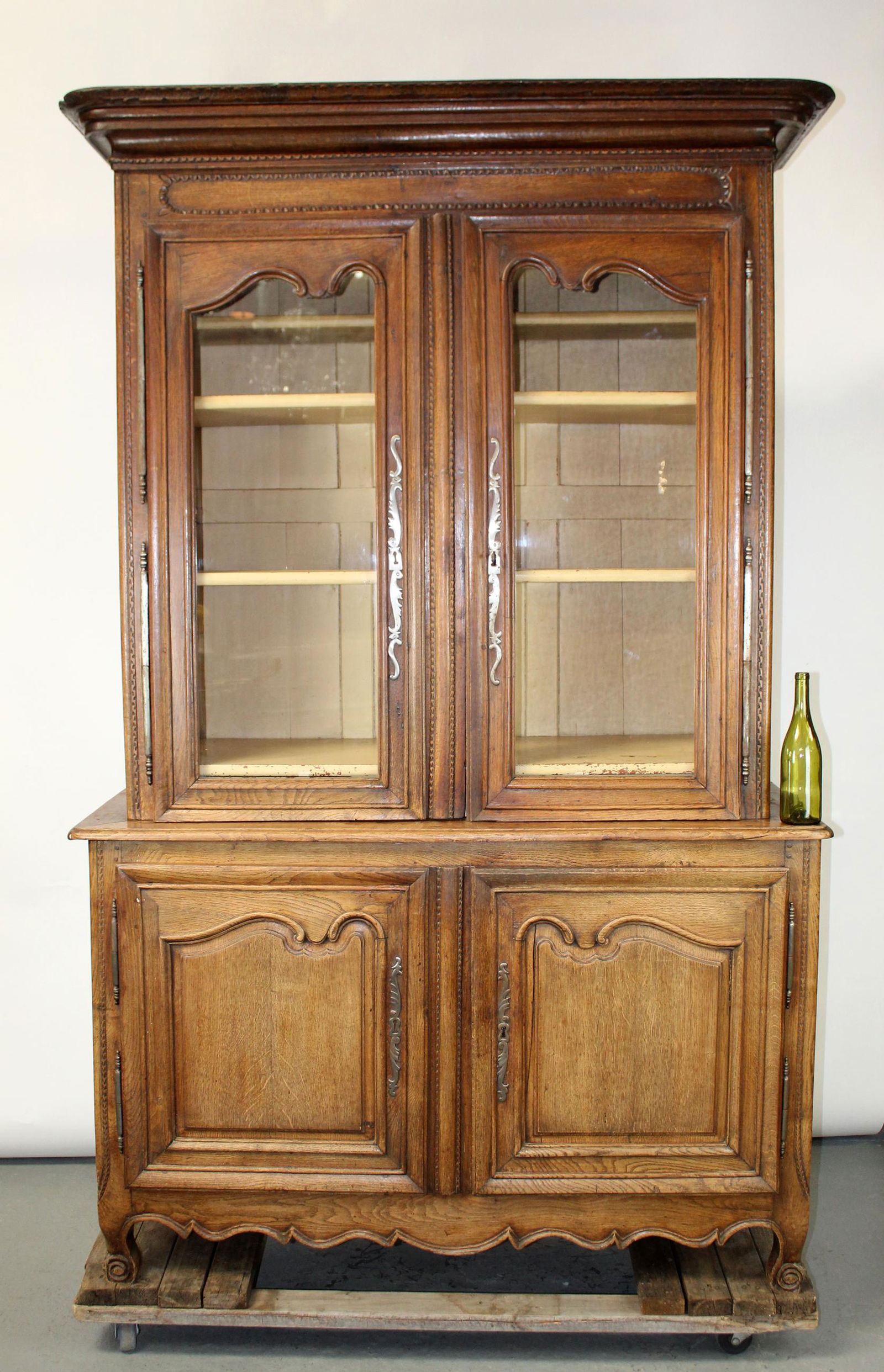 French Provincial bookcase in carved oak (1 of 13)