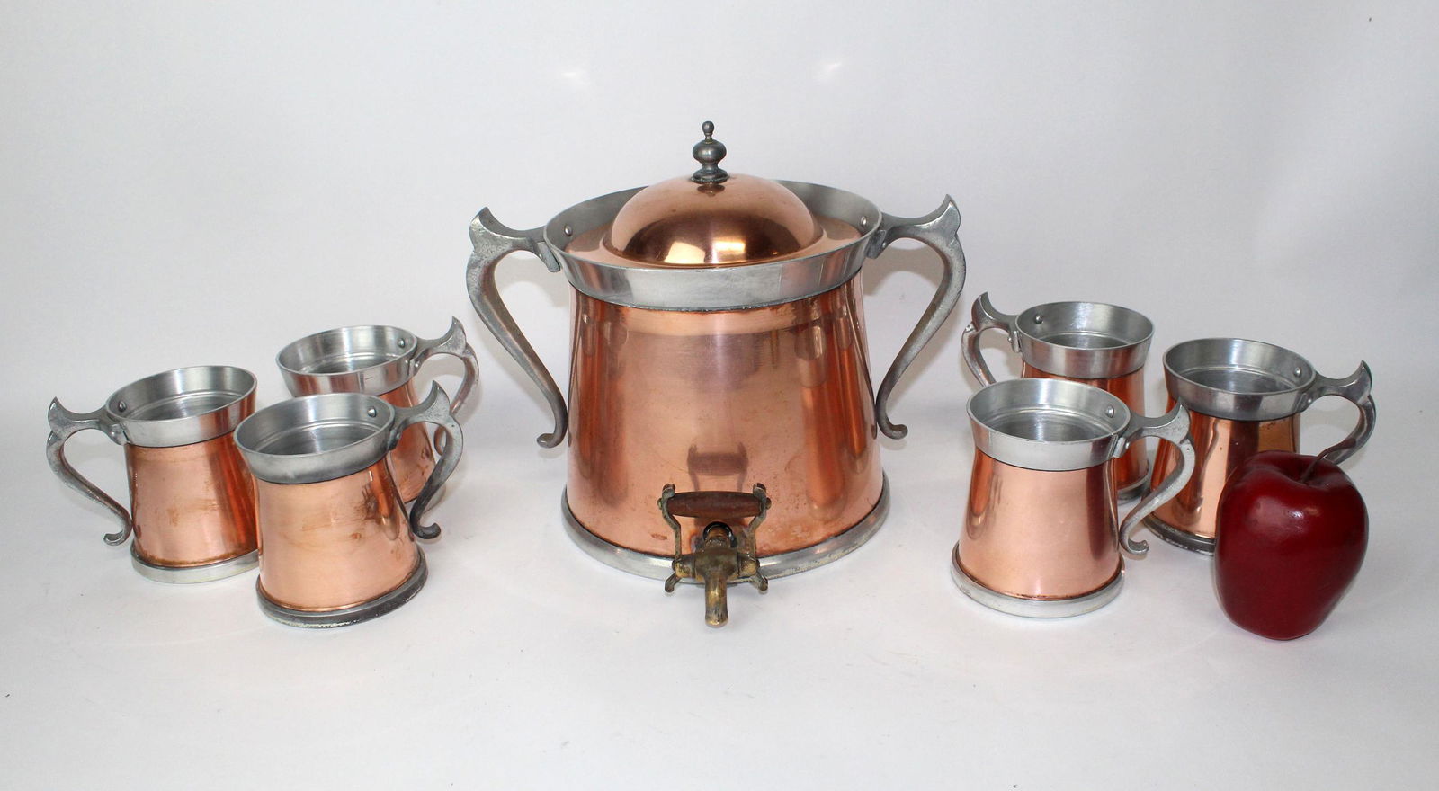 Leumas copper beverage dispenser and 6 tankards (1 of 9)