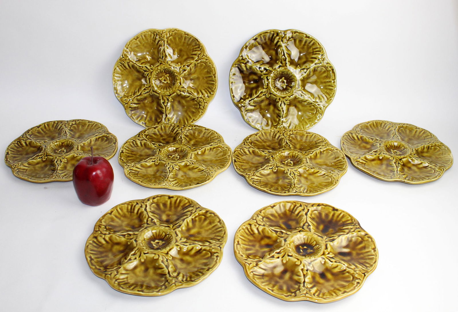 Set of 8 French Gien Majolica oyster plates: Set of 8 French Gien Majolica oyster plates. Mid 20th century. 9 1/2" dia