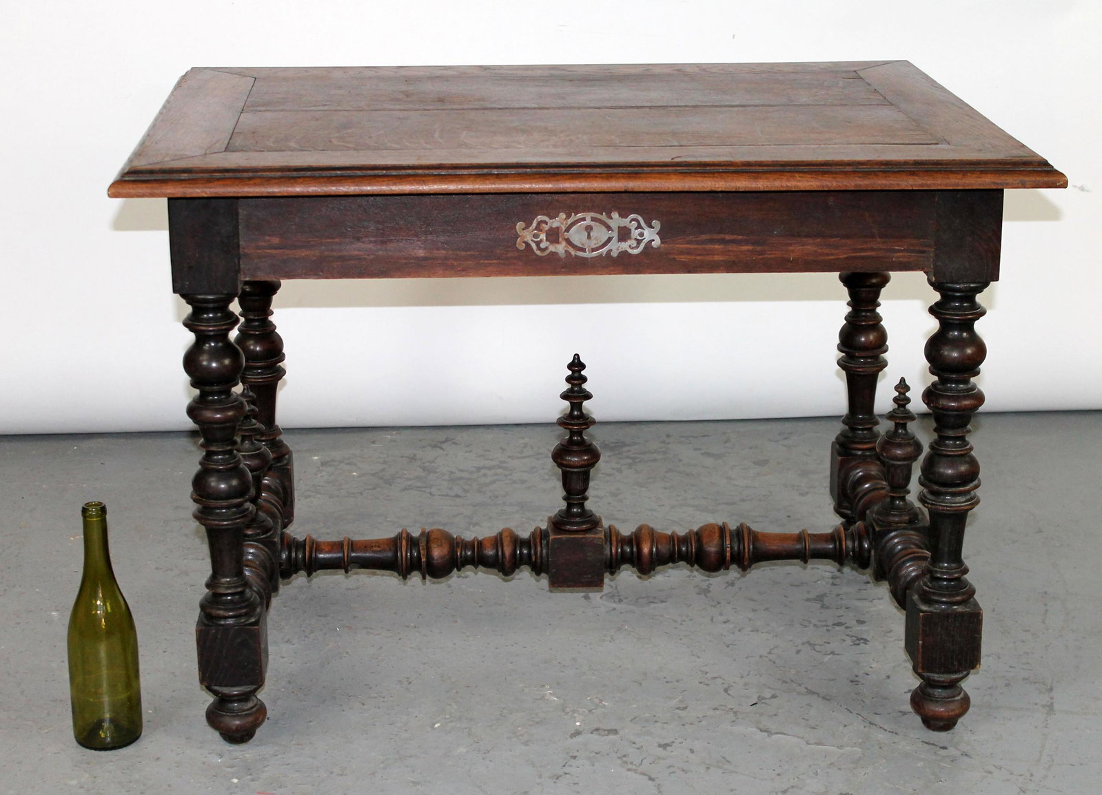 French bureau plat desk on barley twist legs: French bureau plat desk in walnut with barley twist legs. 19th century. 28"h x 40"w x 28"d