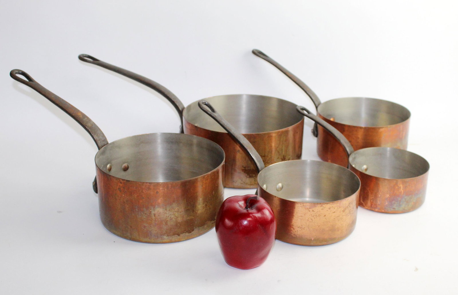 Nest of 5 French copper pots: Nest of 5 French copper pots with iron handles. Early 20th century. Sizes range from 2 1/2"h x 9"w to 4"h x 16"w