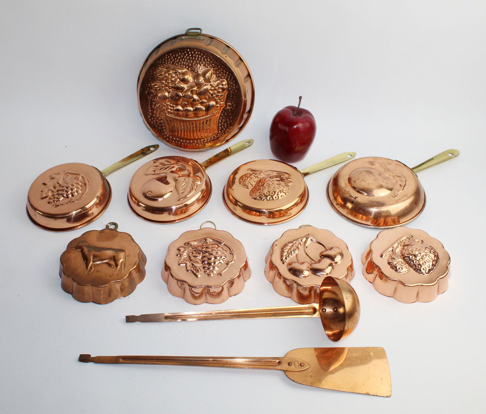 Lot of 9 vintage copper molds and utensils (1 of 7)