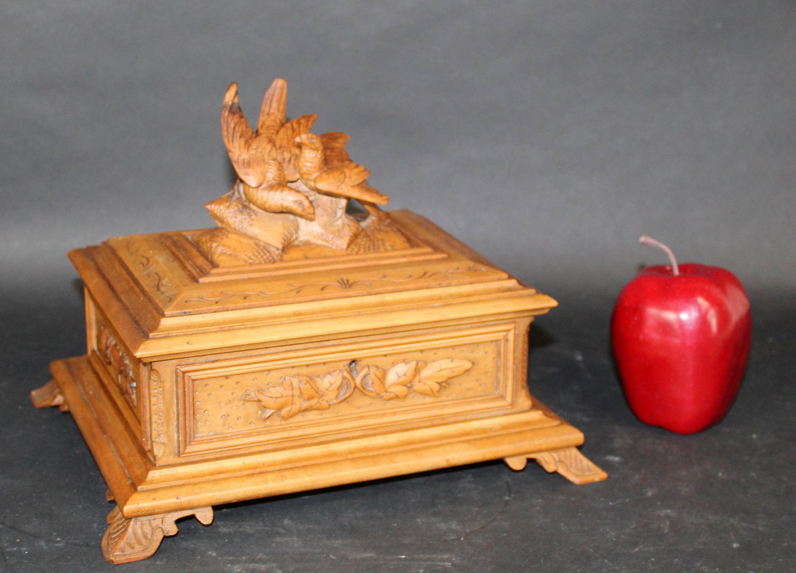 Black Forest dresser box with birds (1 of 10)