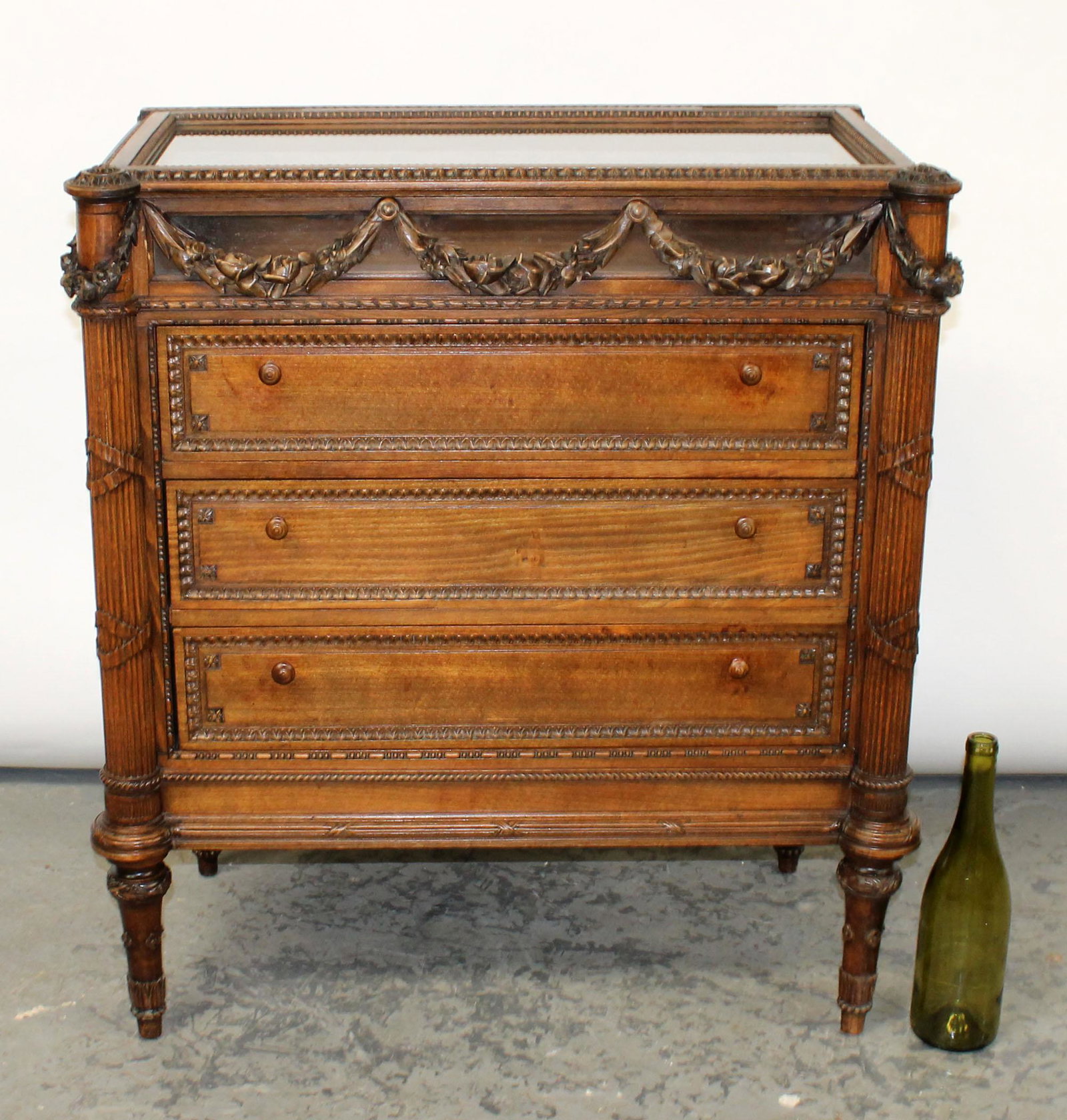 Fine French Louis XVI commode with glass curio top (1 of 10)