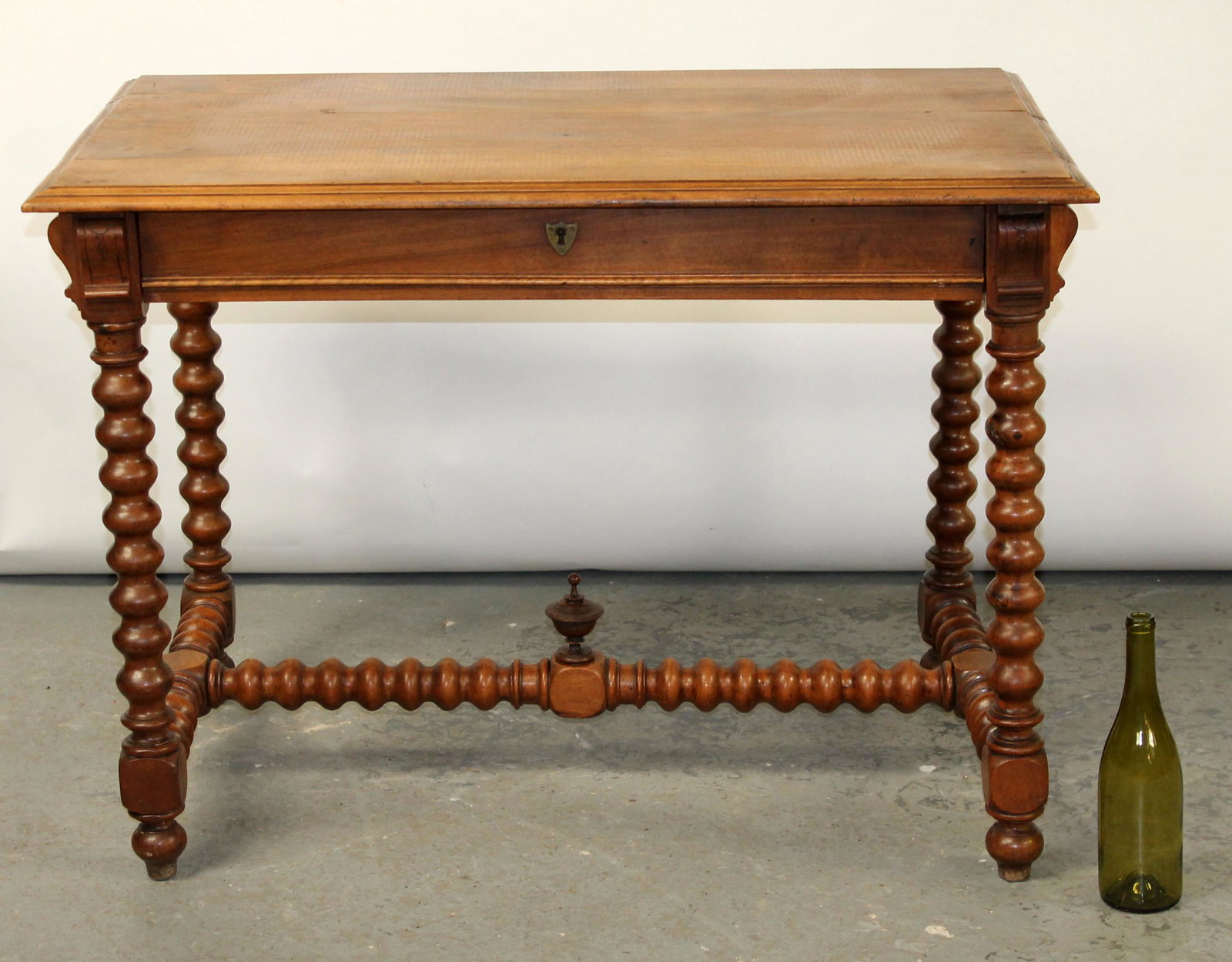French Louis XIII bureau plat desk in walnut: French Louis XIII bureau plat desk in walnut. On bobbin legs with single drawer. Late 19th century. 28 1/2"h x 39 1/4"w x 24 1/2"d