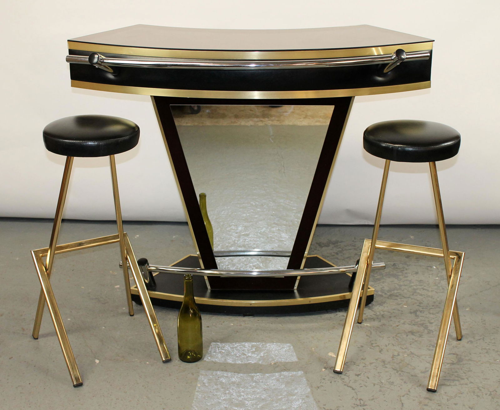 French 1970's curved front bar and 2 stools in chrome and glass (1 of 9)