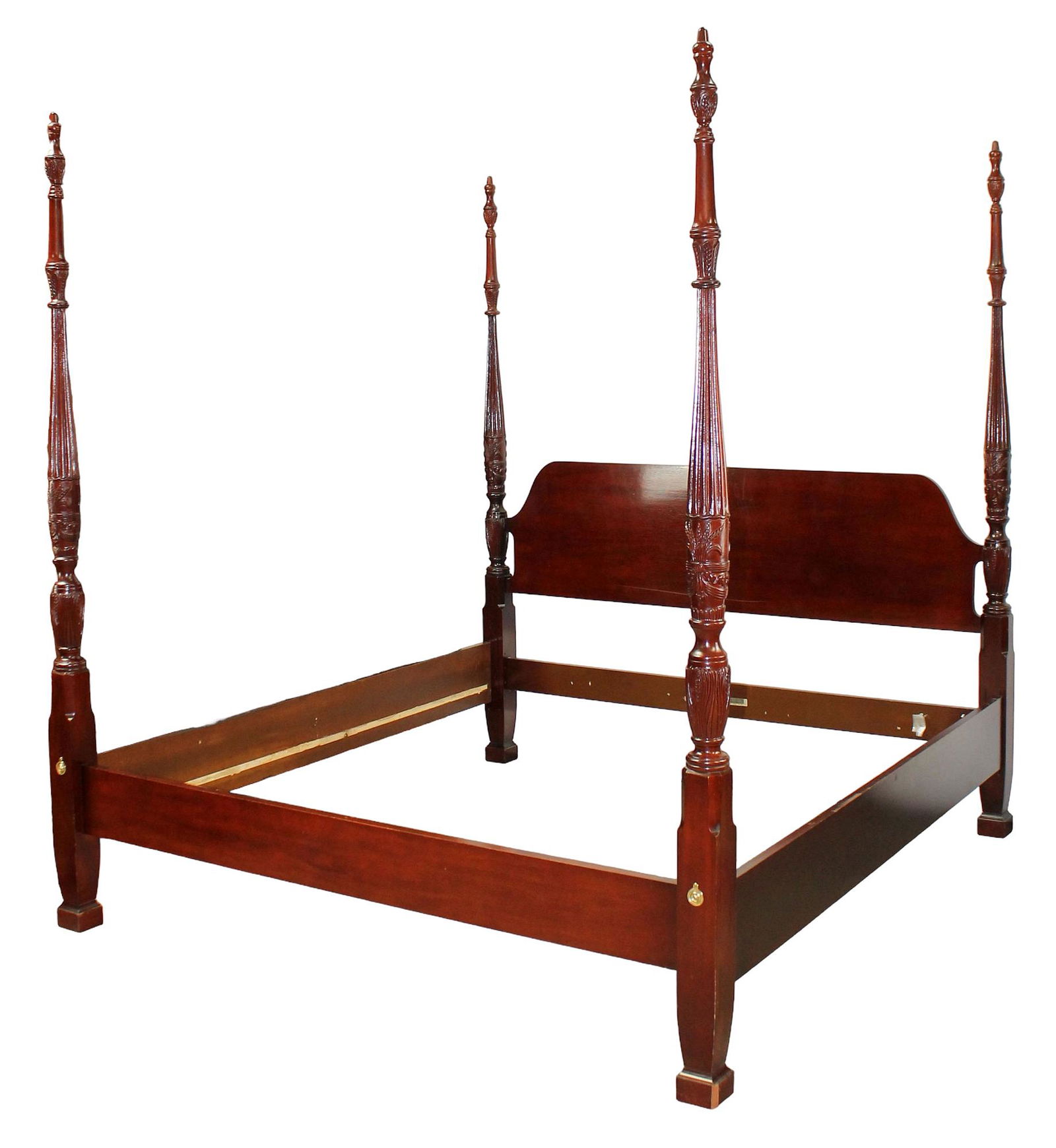Thomasville king size 4 poster mahogany bed: Thomasville king size 4 poster mahogany bed. 87"h x 79""w x 89"l