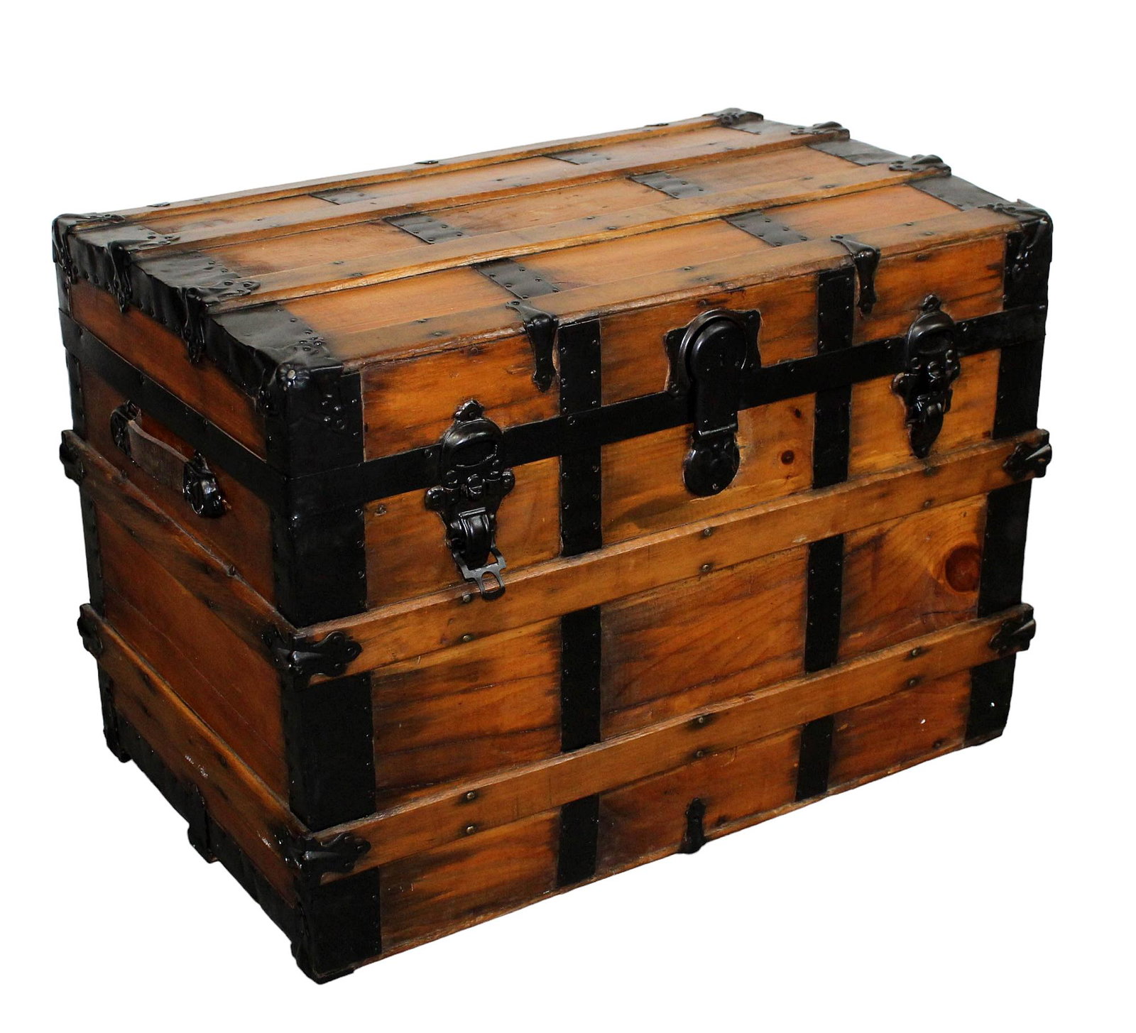 American wood & iron steamer trunk: American wood & iron steamer trunk. Late 19th century. 22 1/4" h x 31" w x 20 1/4" d