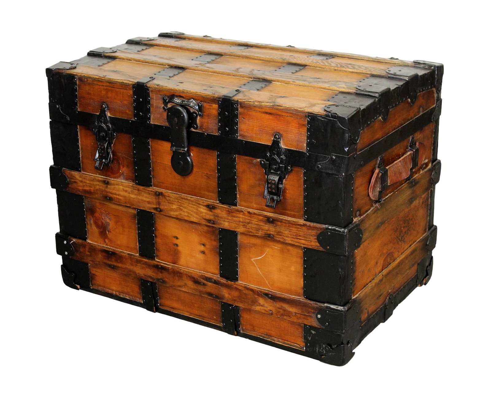 American wood & iron steamer trunk: American wood & iron steamer trunk. Late 19th century. 22 1/4" h x 30 1/4" w x 19 3/4" d