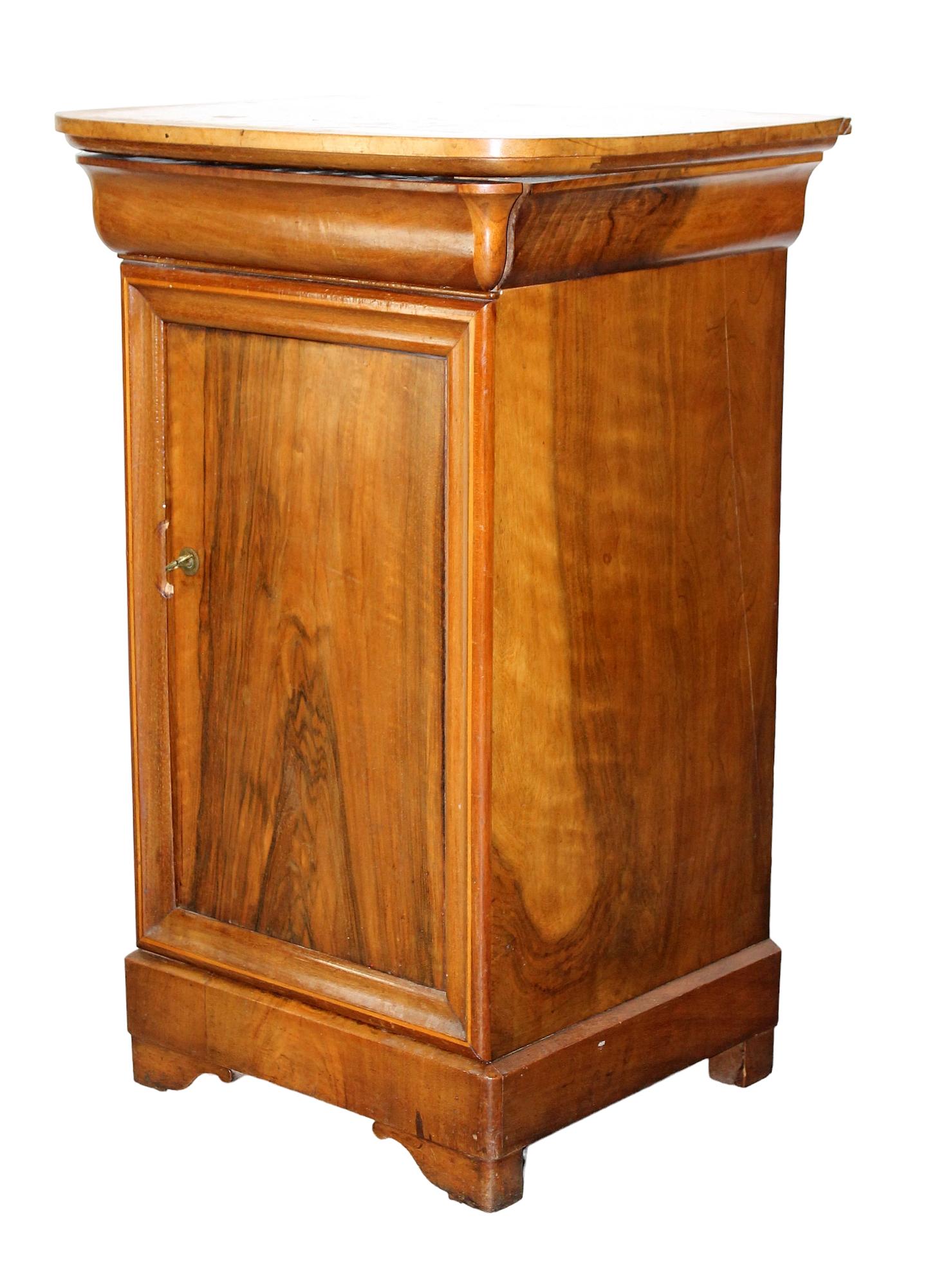 French Louis Philippe chevet in walnut: French Louis Philippe chevet in walnut. Early 20th century. 30 1/2"h x 18 1/4"w x 16"d