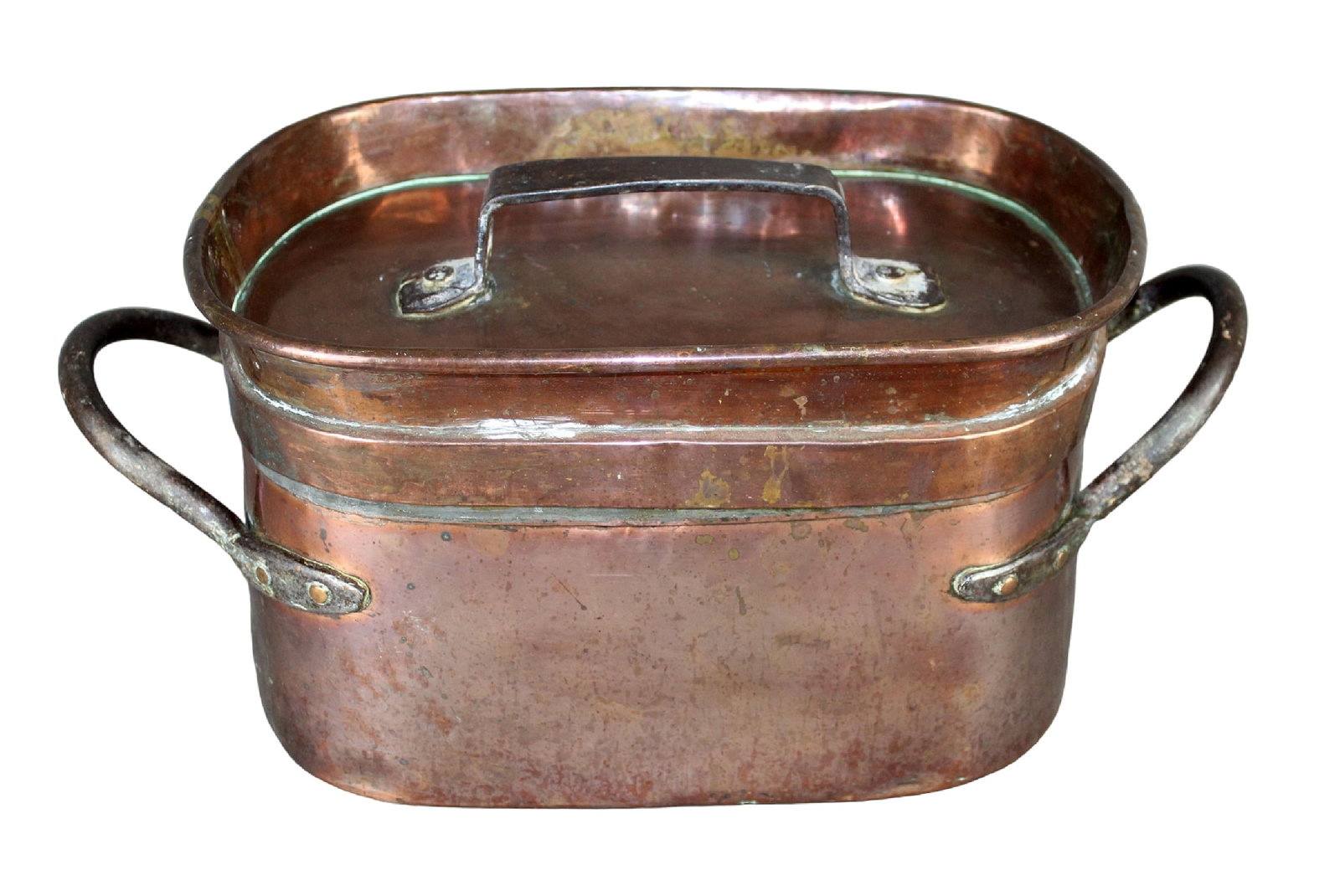 French copper daubiere pot: French copper daubiere pot with iron handles and lid. 19th century. 9 1/2" h x 18 1/2" w x 10" d