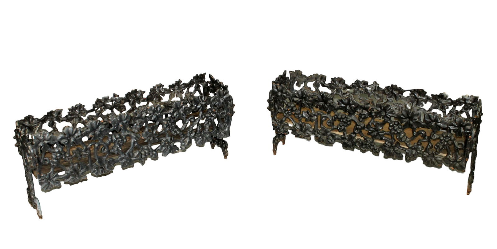 Pair of American cast iron ivy leaf planter boxes (1 of 4)