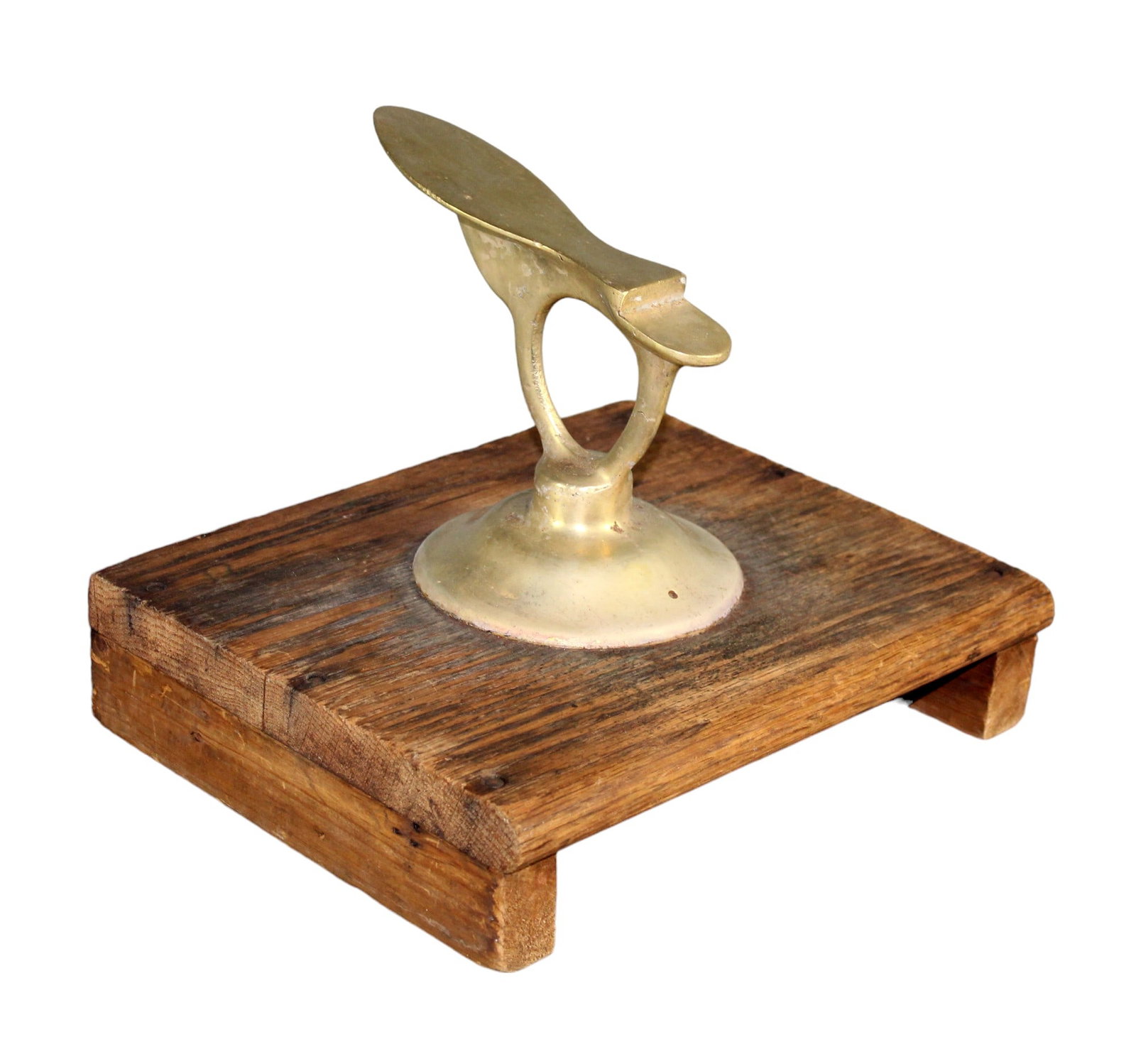 American bronze shoe shine stand: American bronze shoe shine stand Overall: 9 5/8" h x 12 1/2" w x 10 1/2" Weight: 8 lbs