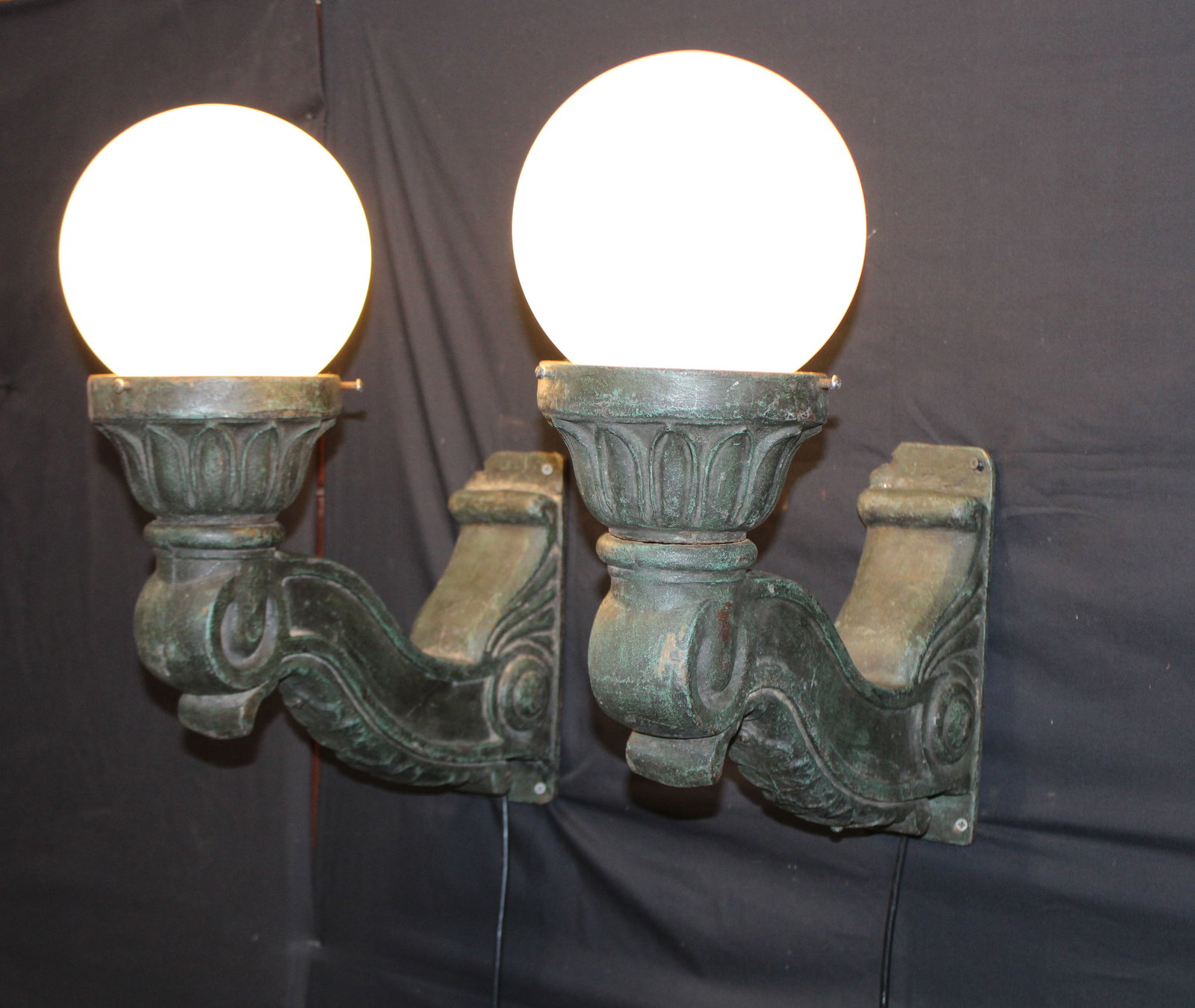 Pair of American cast iron exterior sconces (1 of 7)