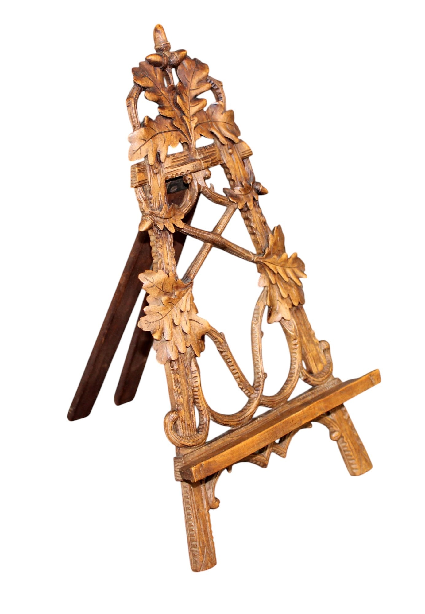 French pierce carved walnut easel with oak leaf and acorn carvings: French pierce carved walnut easel with oak leaf and acorn carvings. Early 20th century. 13 1/2"h x 7 7/8"w x 3/4"d (flat) or 8 3/8"d (open). Weight: < 1lb