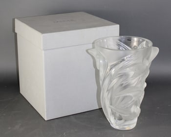Lalique crystal Martinets vase with doves