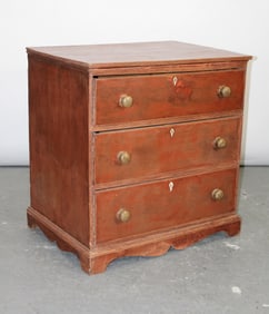 English drawer chest in pine with painted finish