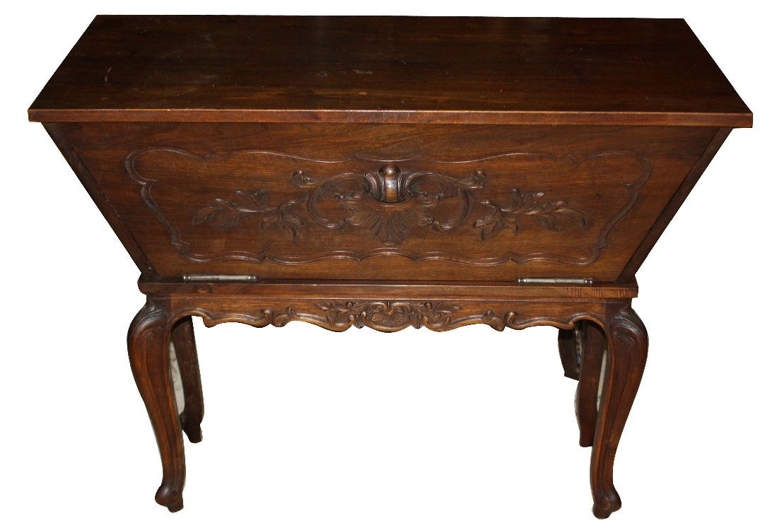 French Provincial petrin in walnut: Carved shell detail. Early 20th century. 42 1/8"l x 32 1/2"h x 20"d