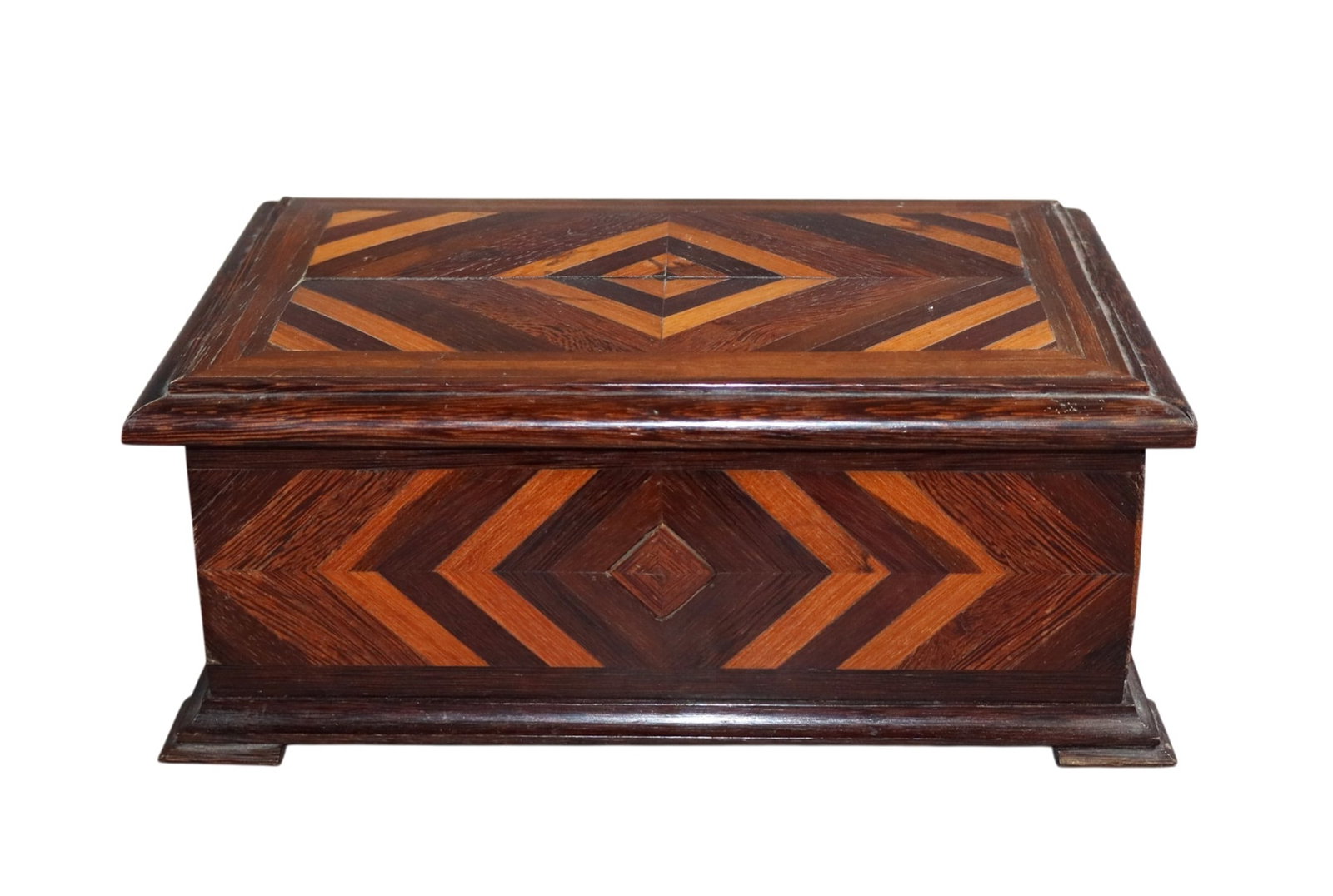 French marquetry dresser box: French marquetry dresser box. Early 20th century. 4 1/2"h x 11"w x 7 1/8"d. Weight: 3lbs