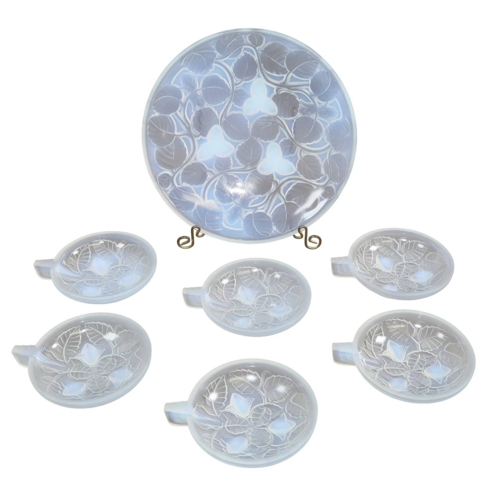 Lot of 7 pcs French Art Deco Arrers opalescent glass: Lot of 7 pcs French Art Deco Arrers opalescent glass in the hazelnut pattern. 1 large bowl and 6 smaller. Marked Arrers France. Bowl: 1 3/4"h x 9 3/8"dia Small bowl: 1 3/8"h x 5 1/8"w x 4 3/8"dia. Wei