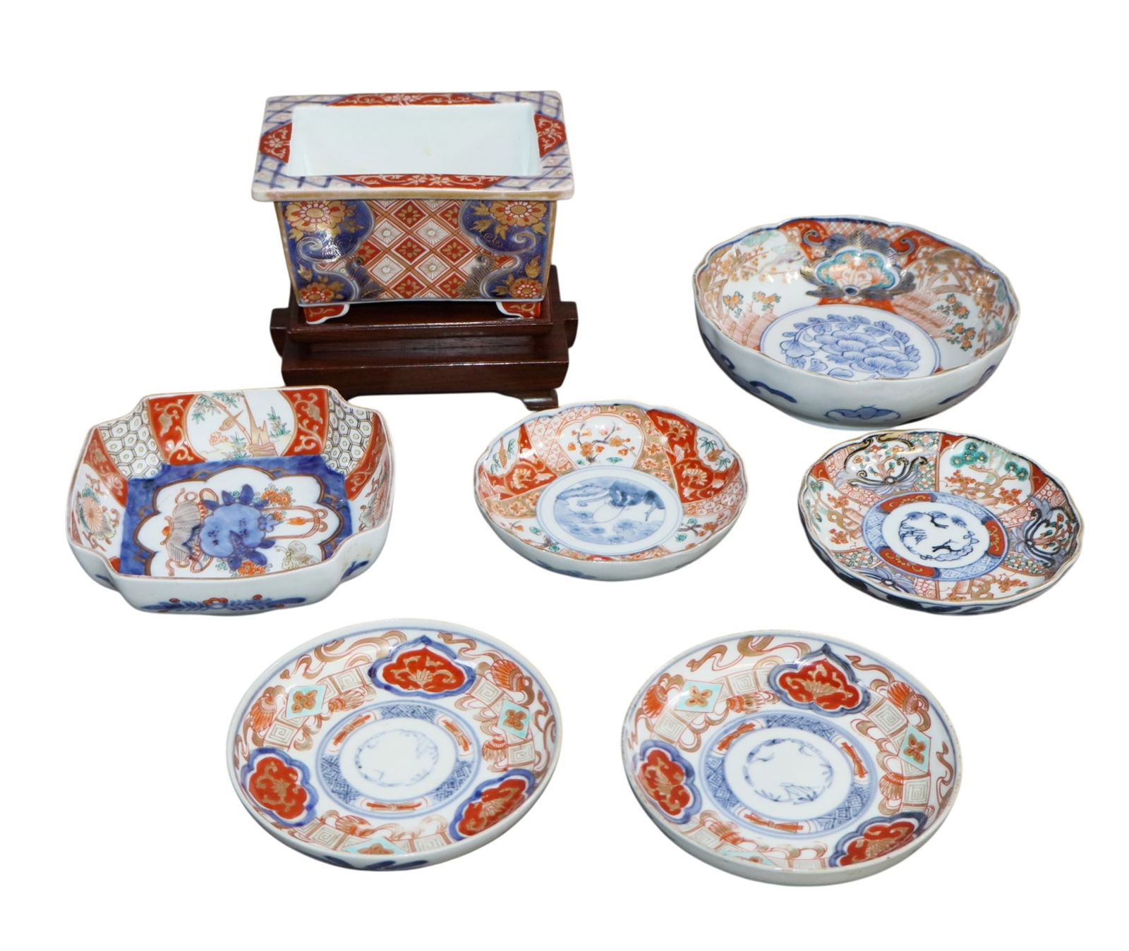 Lot of pcs Imari: 2 small bowls, 4 small plates & jardiniere on wooden stand (1 of 7)