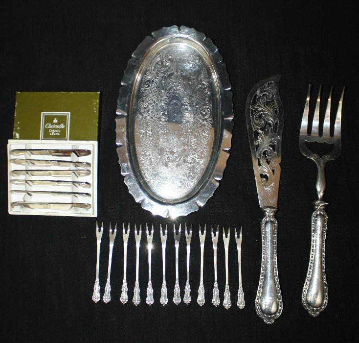 Lot of misc sterling and silverplate: 12 marked .925 cocktail forks, 6 Christofle cheese knives, 2pc serving knife & fork and 1 oval silverplate tray