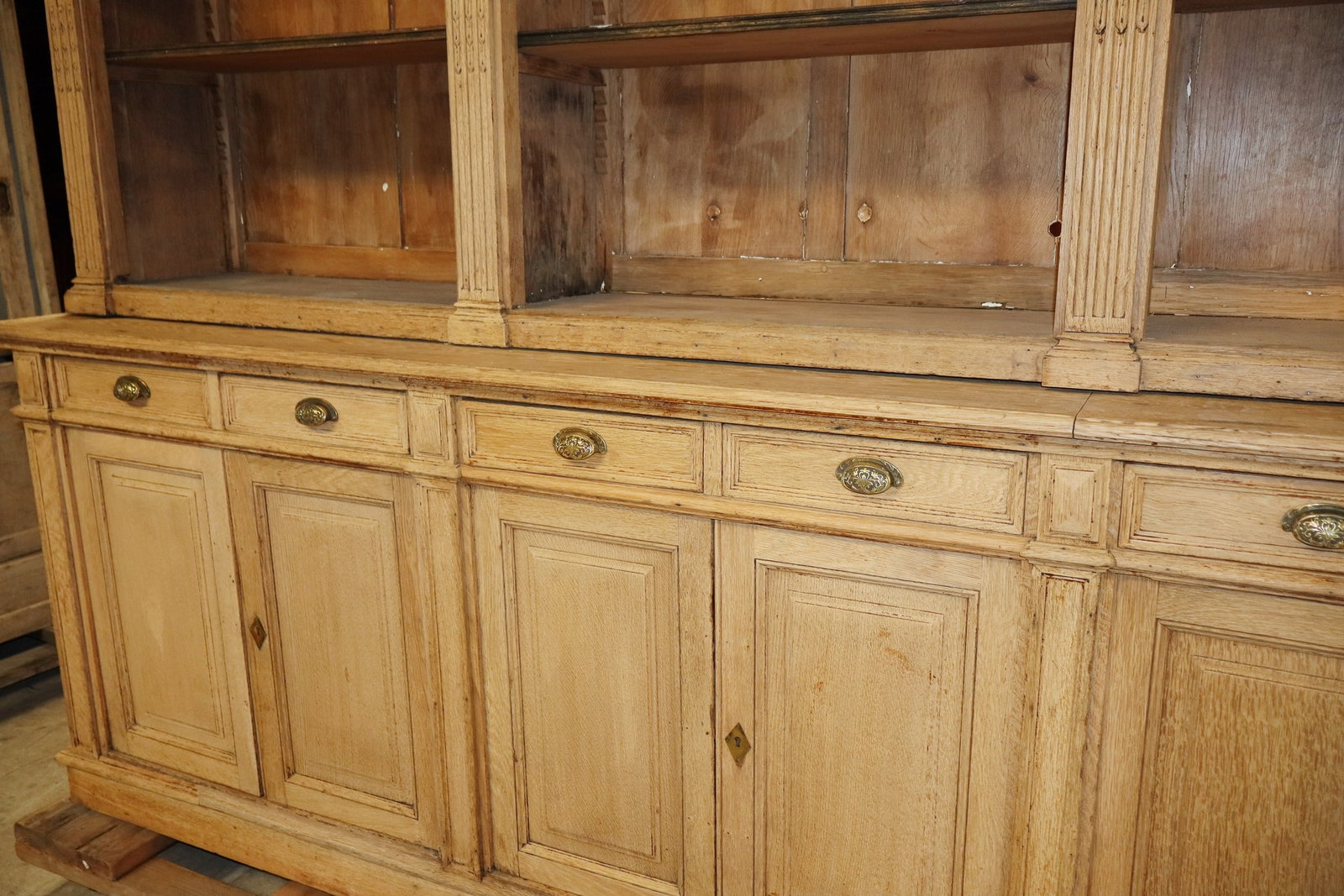 Monumental French open shelf bookcase in oak with fluted pilasters - 9