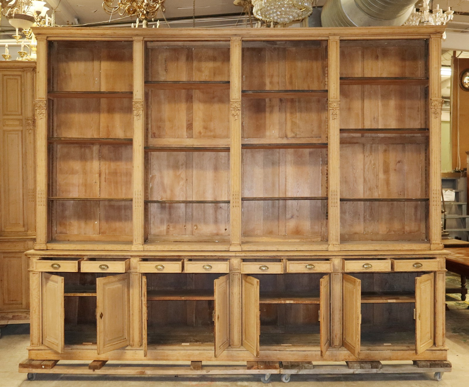 Monumental French open shelf bookcase in oak with fluted pilasters - 3