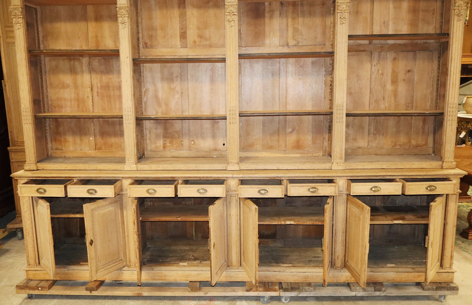 Monumental French open shelf bookcase in oak with fluted pilasters - 4