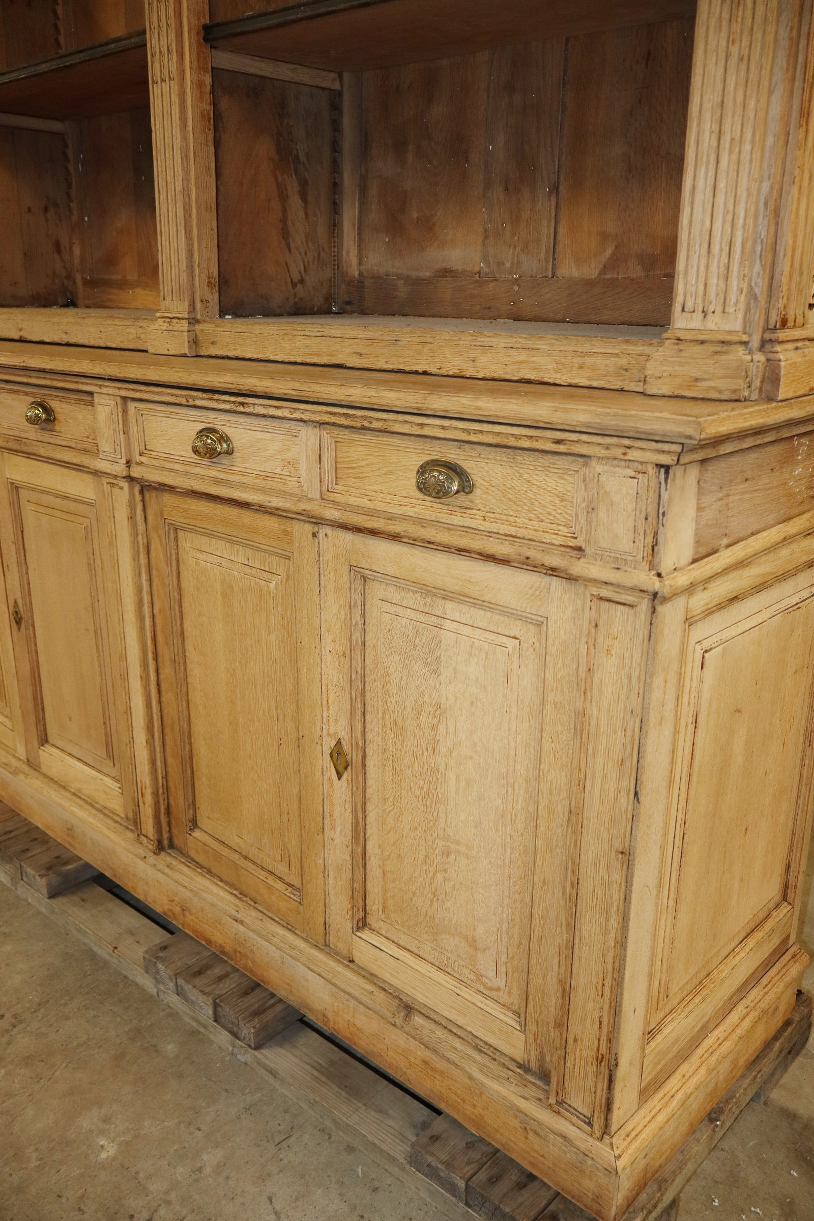 Monumental French open shelf bookcase in oak with fluted pilasters - 8