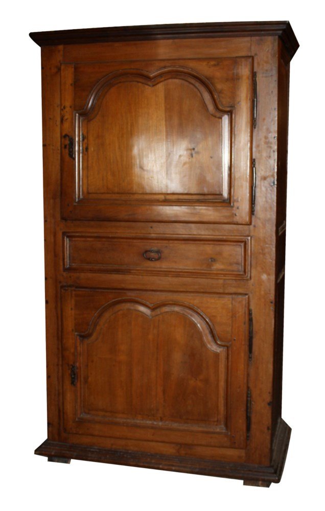 French Provincial homme debout in walnut: with oak secondary wood. 18th century. 73 1/2"h x 42 1/4"w x 24 1/2"d