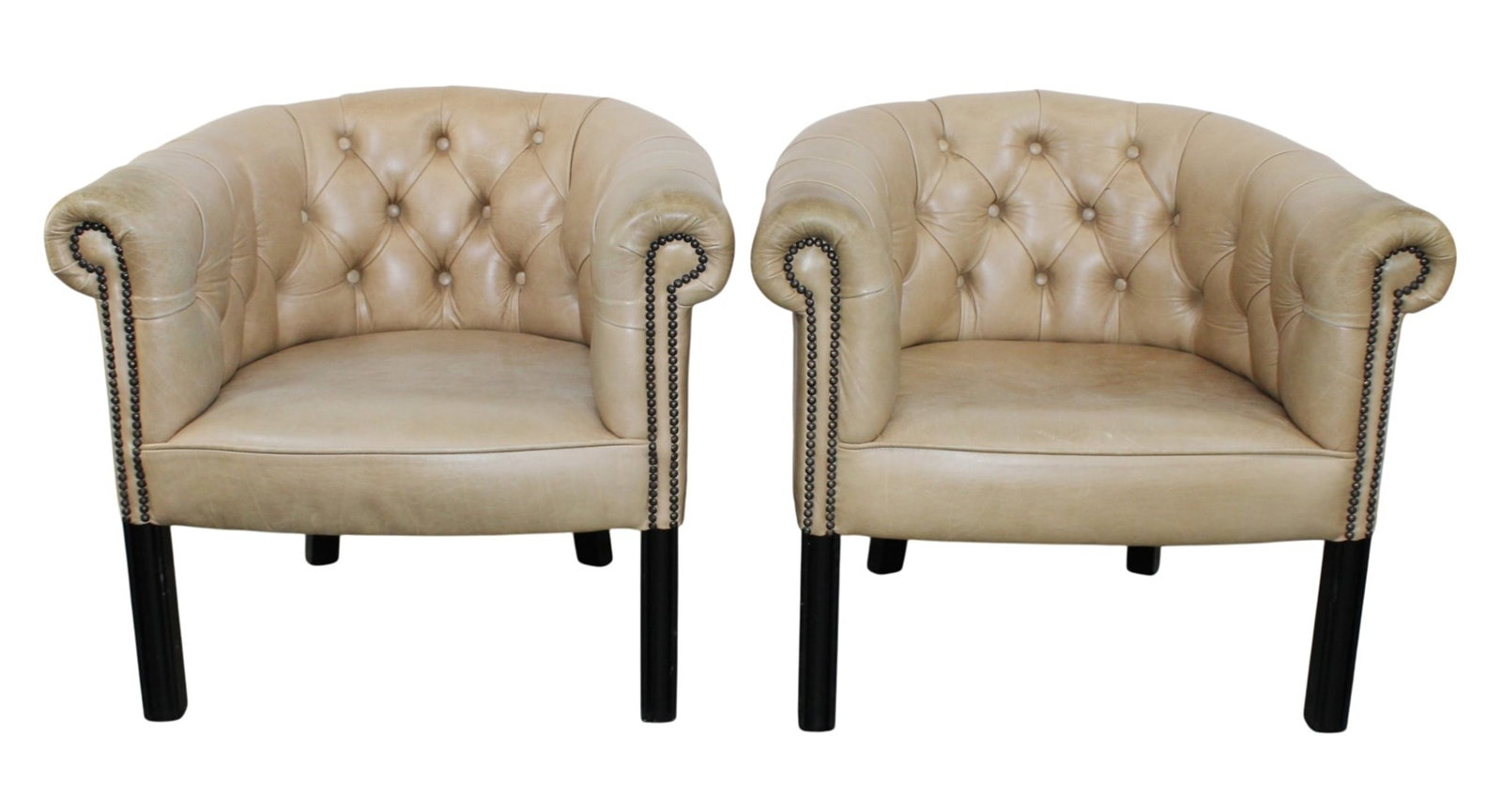 Pair of English Chesterfield curved back Ragley club chairs in tufted leather (1 of 7)