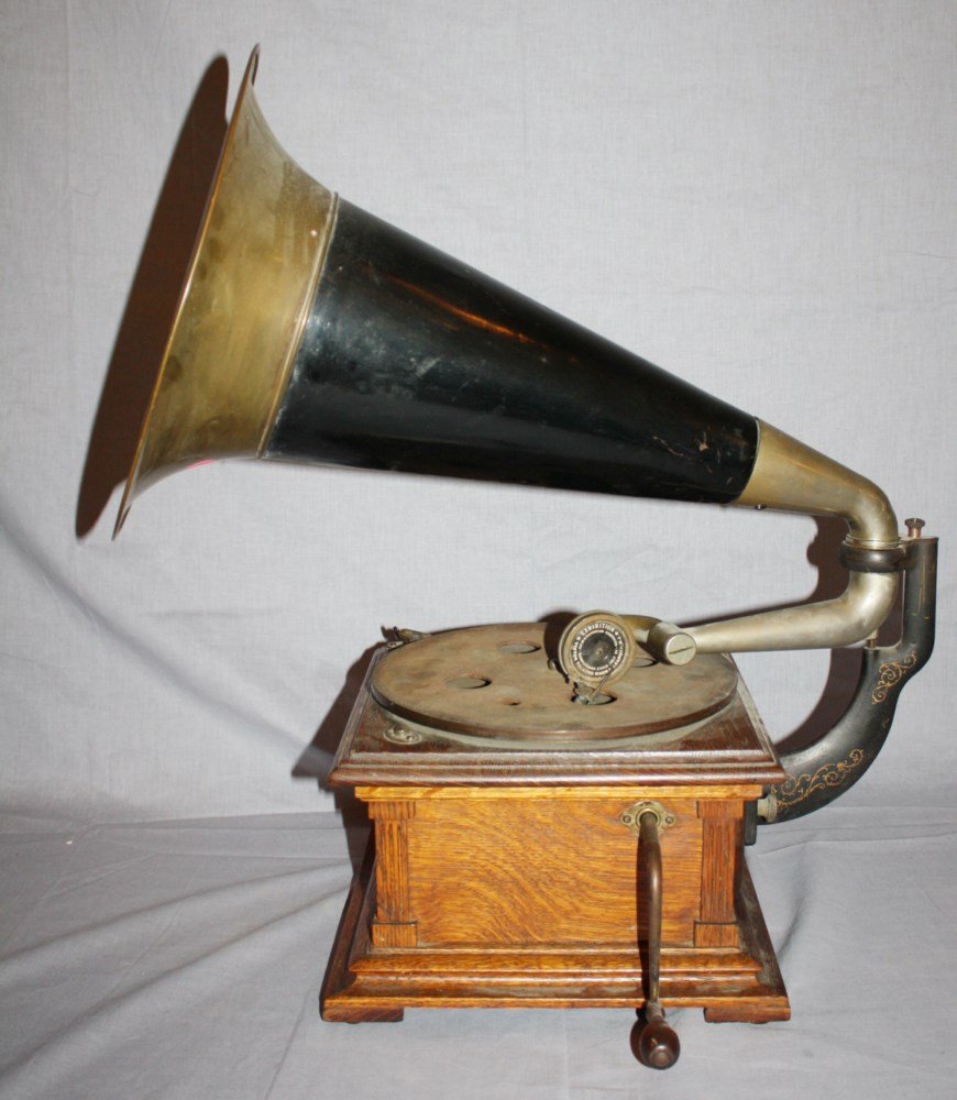 Victor Victrola phonograph with horn: Victor Victrola phonograph with horn