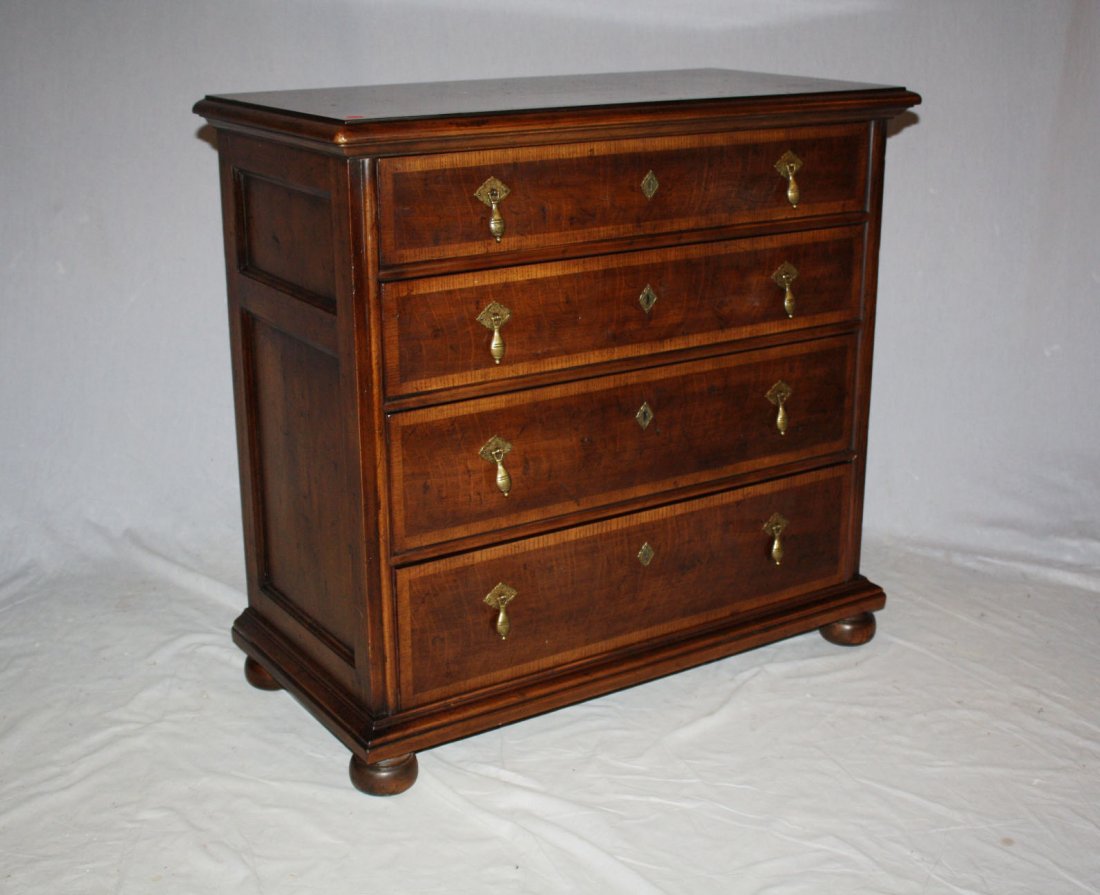 Henredon 4 drawer small chest.: Henredon 4 drawer small chest. 30 1/2"h x 32"w x 16"d