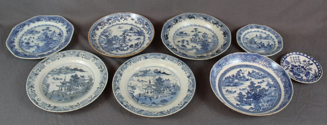 Lot of 8 Blue Willow plates (1 of 3)