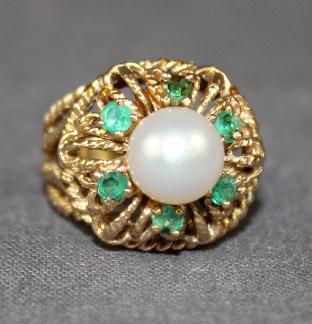 Vintage Ladies cocktail ring with pearl: Vintage Ladies cocktail ring with pearl