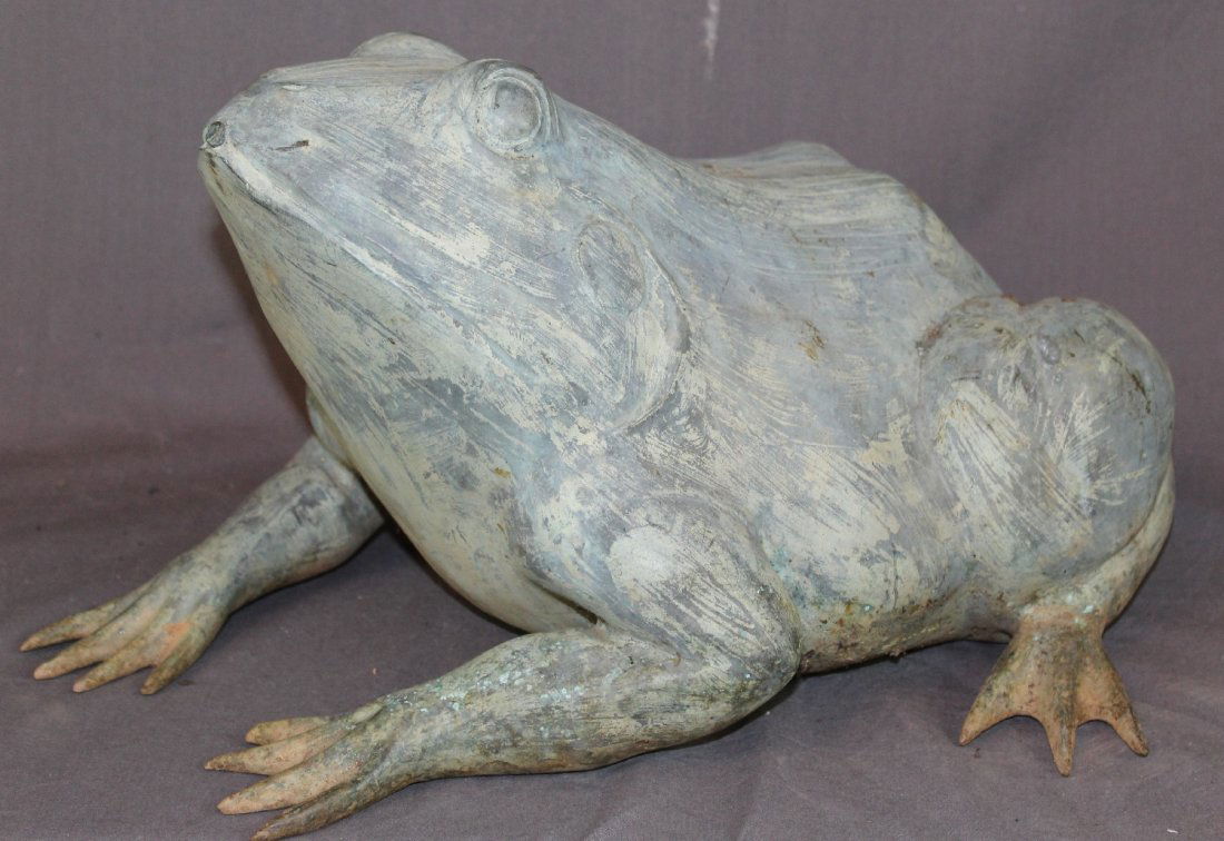 Verde bronze frog fountain (1 of 4)
