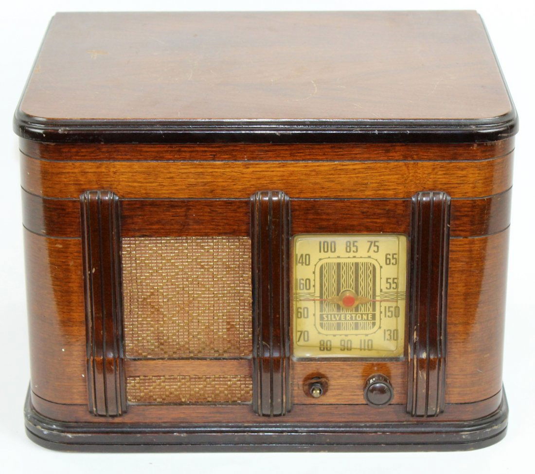 Silvertone vintage radio with turntable (1 of 5)