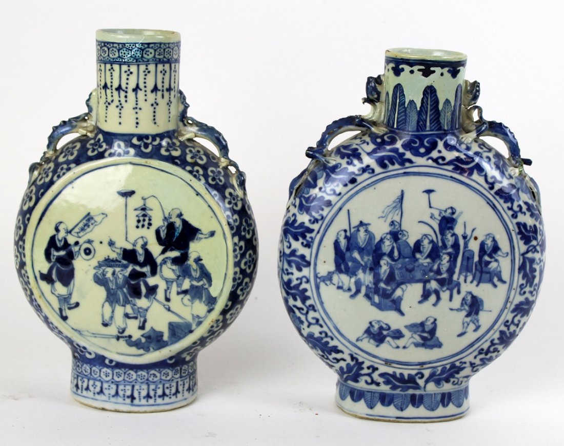 Pair of Chinese porcelain moon flask vases (1 of 4)