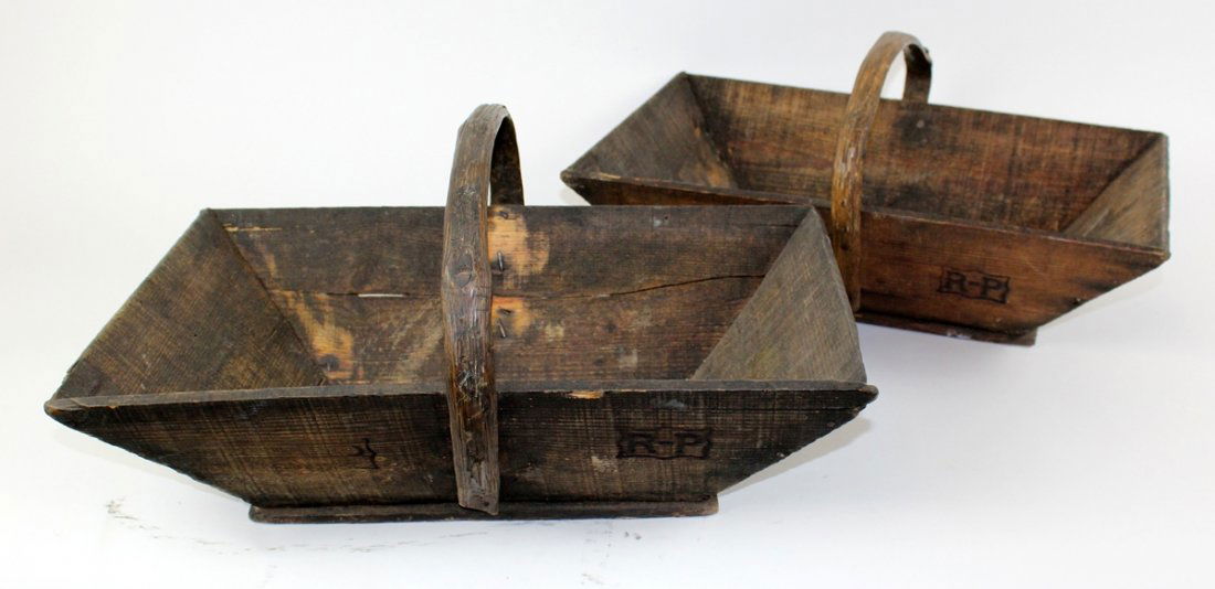Lot of 2 French Provincial wooden baskets (1 of 3)