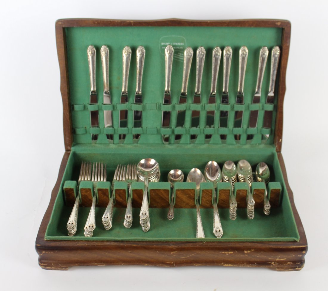 Cased set of Holmes Edwards silverplate flatware (1 of 5)