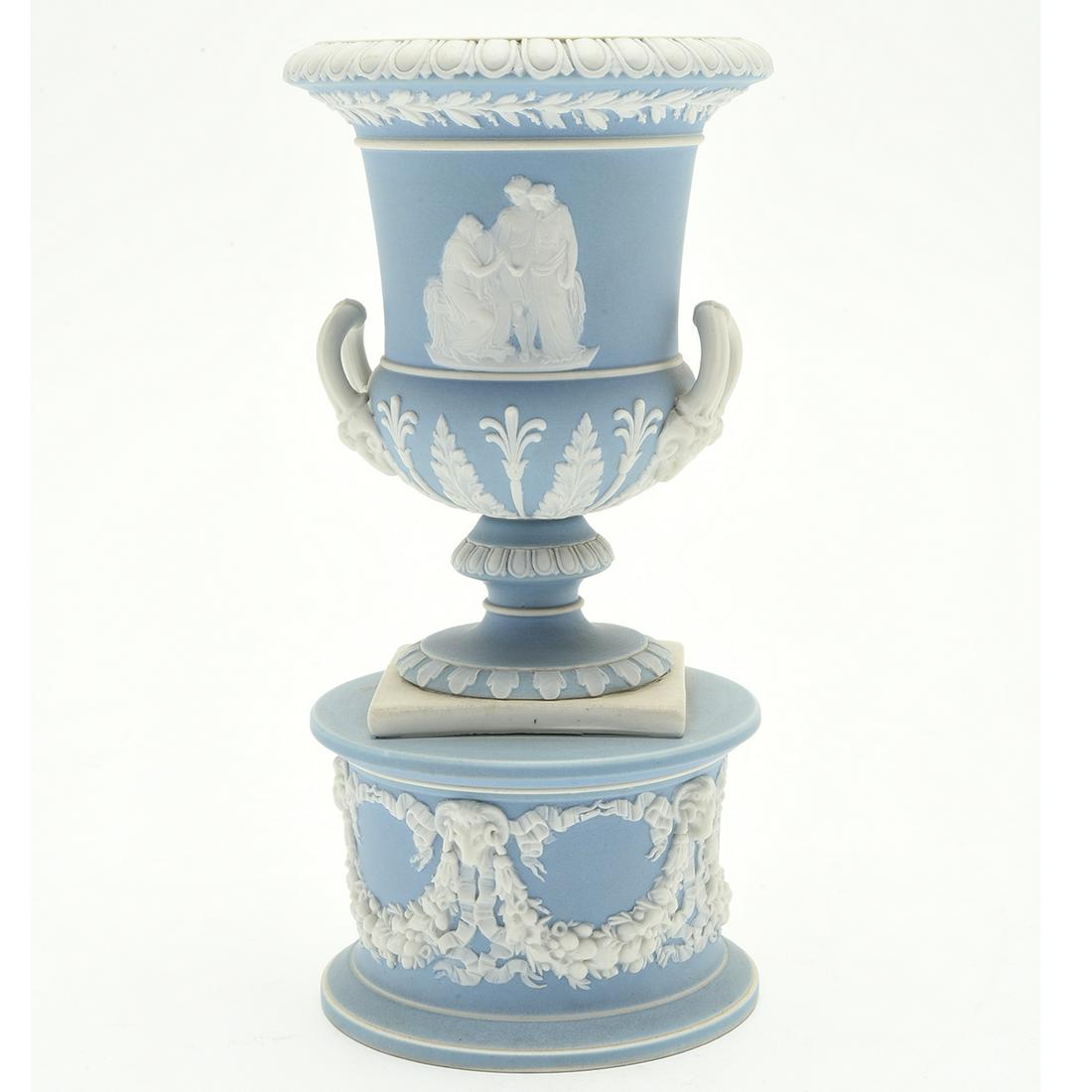 Wedgwood Jasper Dip and Sprigged Small Urn. (1 of 2)