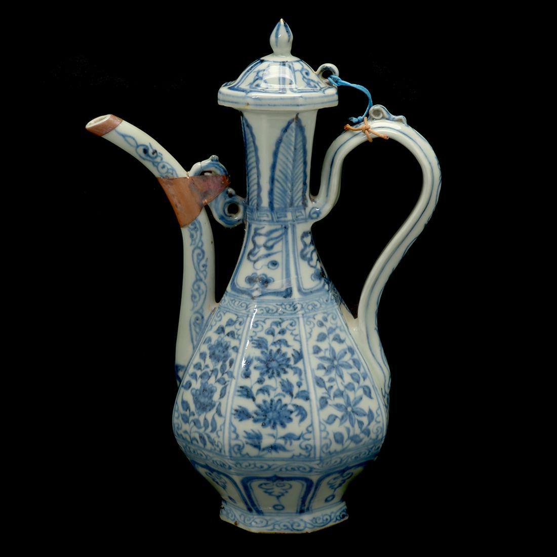 Chinese Blue and White Octagonal Ewer with Cover (1 of 2)