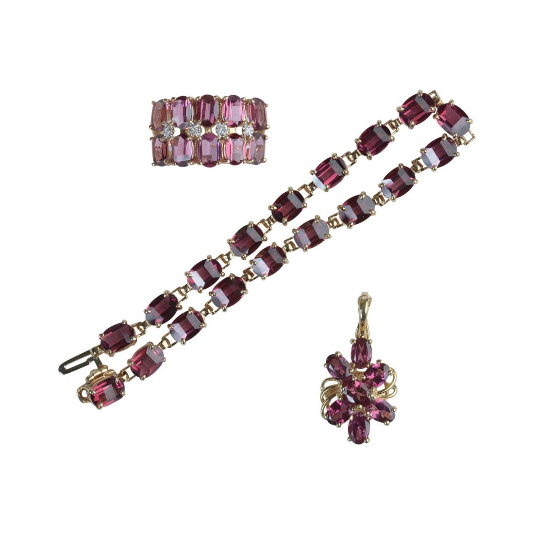 Garnet, Diamond, Yellow Gold Jewelry Suite. (1 of 3)