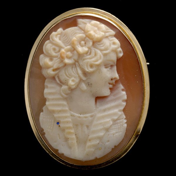 SHELL CAMEO, 14K YELLOW GOLD PENDANT BROOCH.: SHELL CAMEO, 14K YELLOW GOLD PENDANT BROOCH. Featuring one shell cameo measuring approximately 3.00mm x 23.00mm, depicting the profile of a lady, bezel set in a 14k yellow gold mounting, completed by 