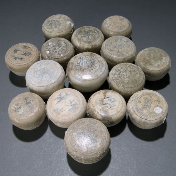 28 Hoi An Hoard B/W Vietnamese Boxes: Twenty-eight Hoi An Hoard Blue and White Vietnamese Boxes,Late 15th/Early 16th Century {Average height 2 1/4 inches,average diameter 2 3/4 inches} [Losses,two lids have one small fragment missing,each